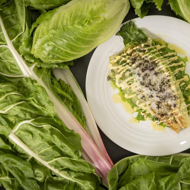 Gebratener Romana-Salat mit Caesar-Salad-Dressing & Mangold-Pesto