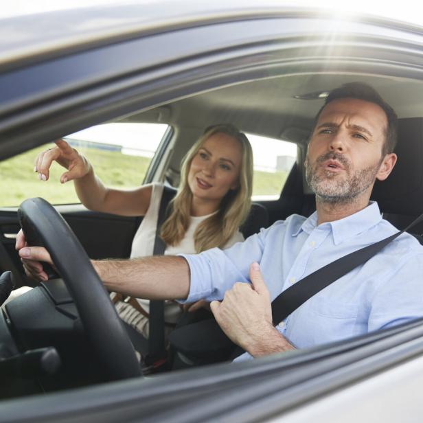 Ein Mann und eine Frau mittleren Alters machen einen Ausflug mit dem Auto.