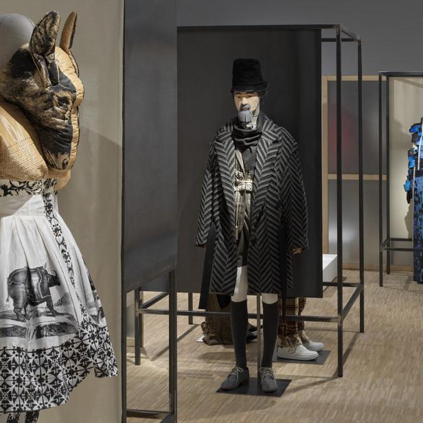 Ausstellungsraum im Museum mit einem blauen Kleid aus von Hand geschnittenen Lederstreifen (von Flora Miranda).