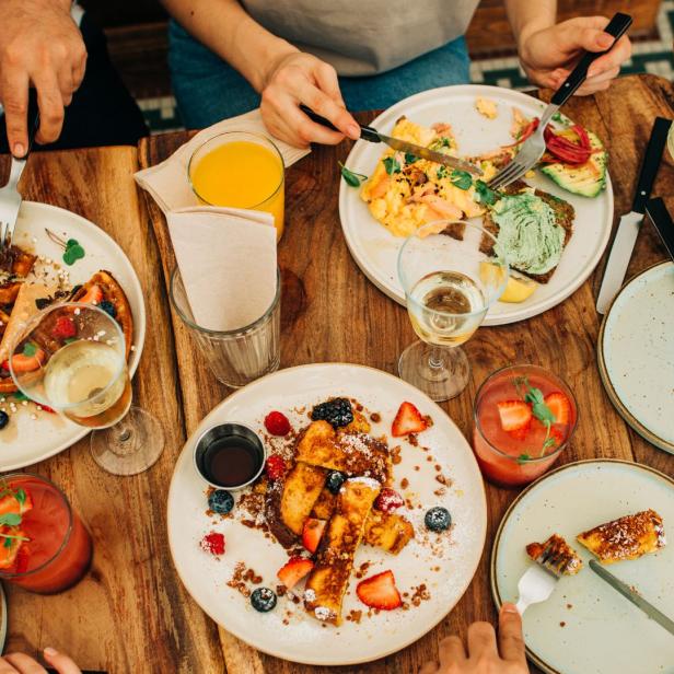 Brunchen am Land: Die Top 5 Lokale. Personen essen Frühstück am Tisch.