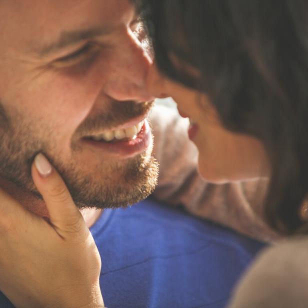 Liebe und Freude spiegeln sich in seinem Gesicht wider.