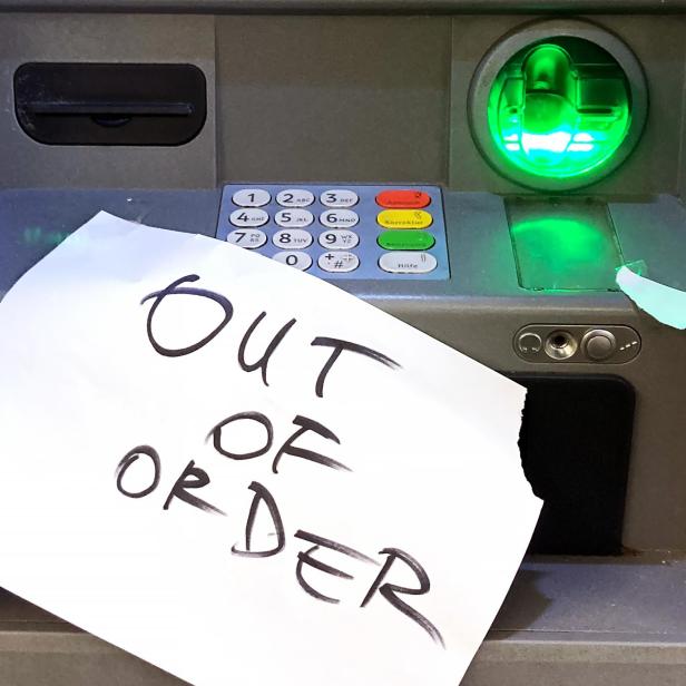 Ein defekter Geldautomat mit einem Zettel „Out of Order“.