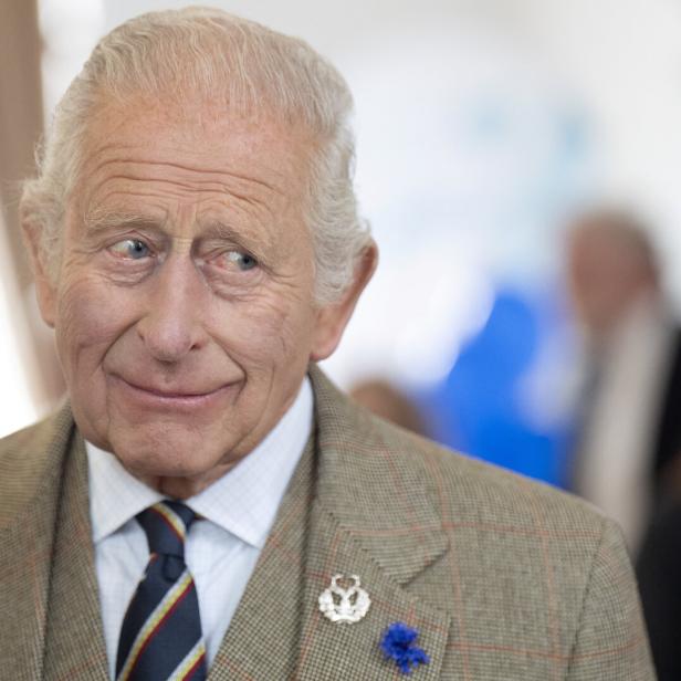König Charles III. mit verschmitztem Gesicht