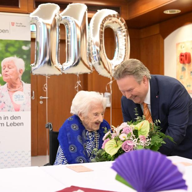 Der Bürgermeister brachte eine Punschtorte und Blumen.