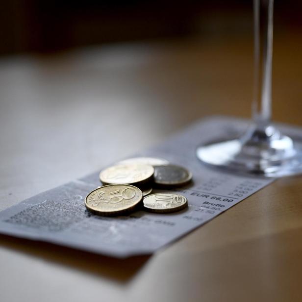 ++ THEMENBILD ++ TRINKGELD / GELD / ENTLOHNEN / BEZAHLEN / DIENSTLEISTUNG / GASTRONOMIE / TOURISMUS / HOTELLERIE