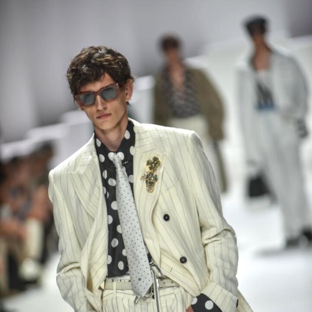 Ein Model auf dem Laufsteg in einem gestreiften Anzug von Dolce & Gabbana, Mailand Fashion Week SS 2026.