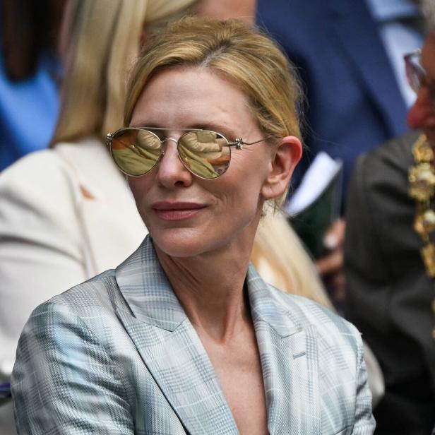 Cate Blanchett mit Sonnenbrille bei einem Tennismatch in Wimbledon.