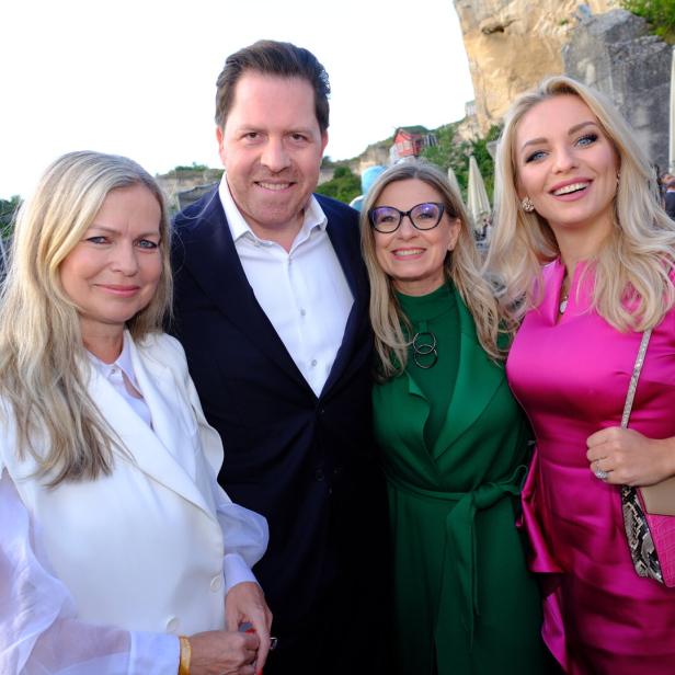 Der künstlerische Leiter Daniel Serafin mit den Moderatorinnen Claudia Reiterer und Christa Kummer und Geigerin Lidia Baich