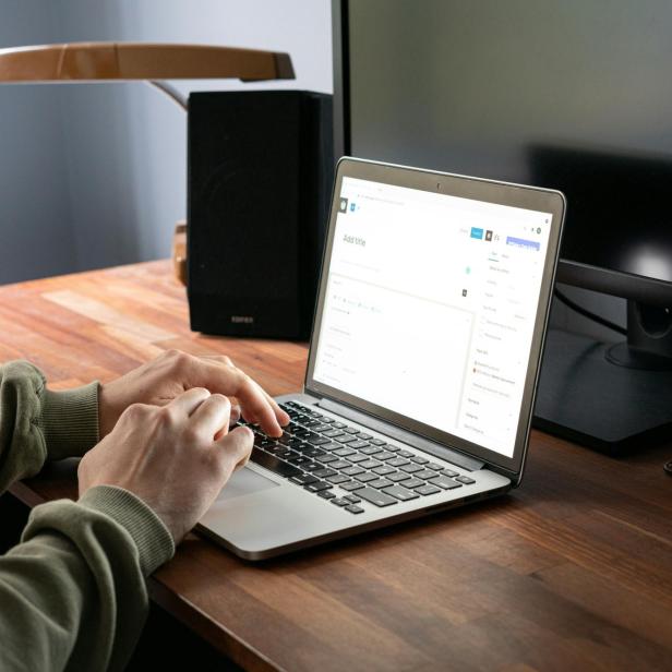 Mann am Laptop