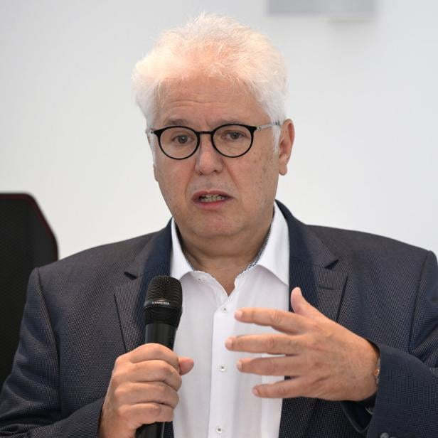 Huss spricht auf der Pressekonferenz „100 Primärversorgungseinheiten in Österreich“.