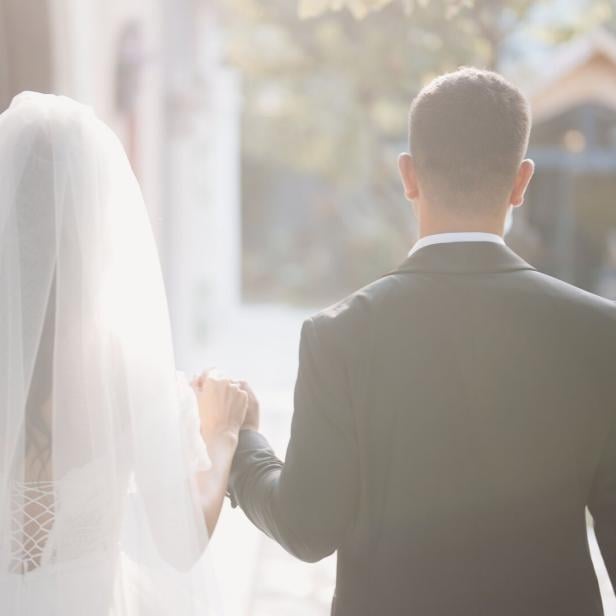 Paar bei der Hochzeit von hinten.