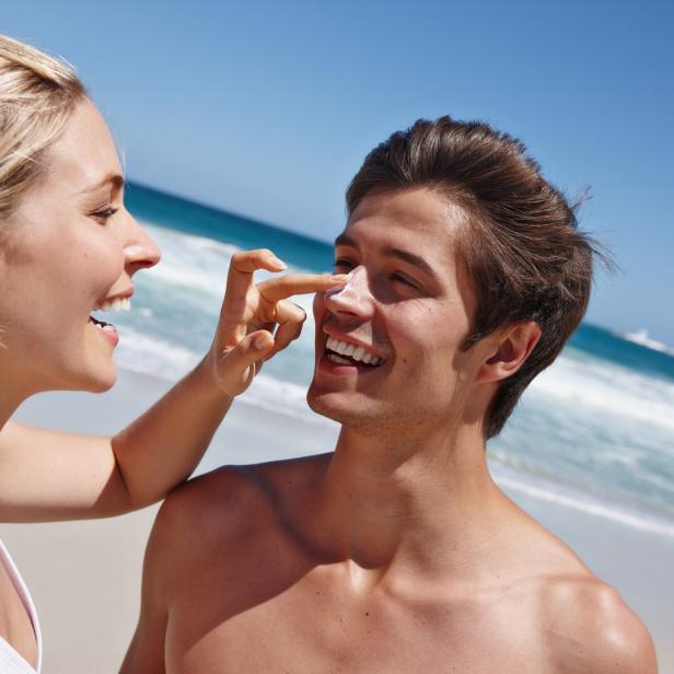 Liebe ist, ihn mit Sonnencreme zu schützen.