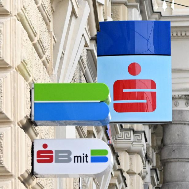 Bankenschilder der Sparkasse an einer Fassade.