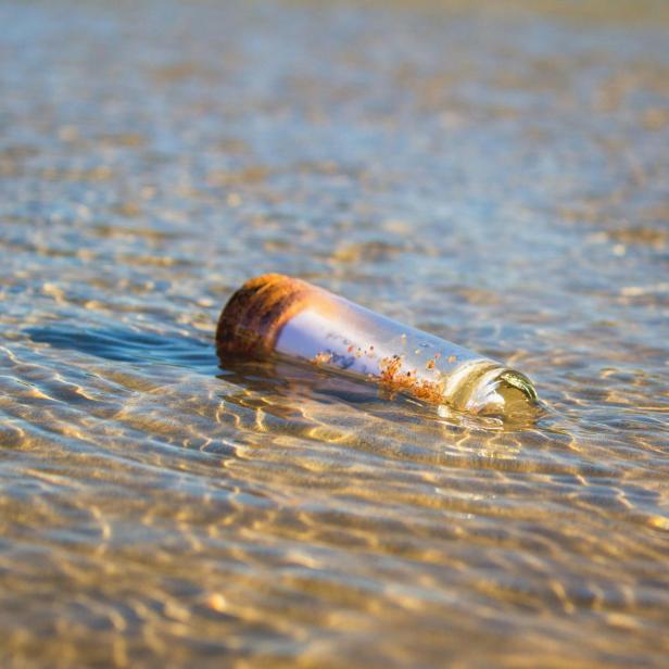 Flaschenpost im Wasser