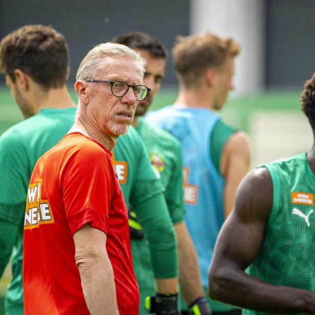 Rapid-Trainer Peter Stöger bei der Arbeit
