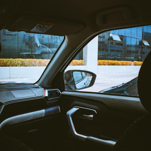Innenraum eines Autos inklusive Windschutzscheibe und Fenster.