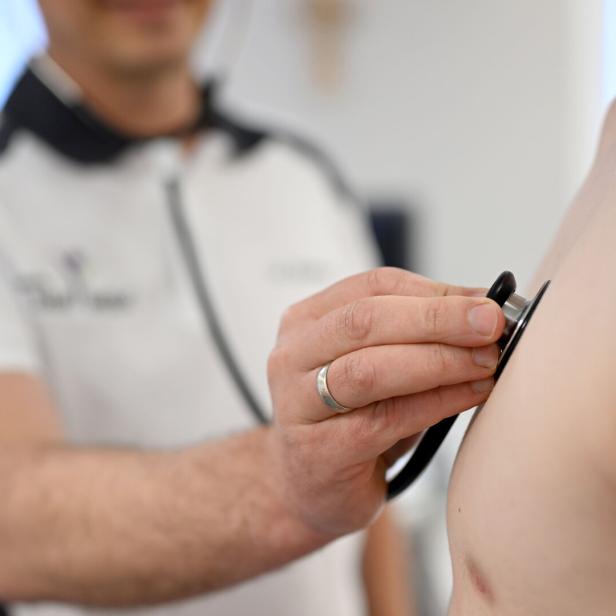 ++ THEMENBILD ++ ARZT / ÄRZTE / KRANKHEIT / GESUNDHEIT / MEDIZIN / UNTERSUCHUNG / ÜBERWEISUNG / DIAGNOSE / BEHANDLUNG / PATIENTEN / ÖGK