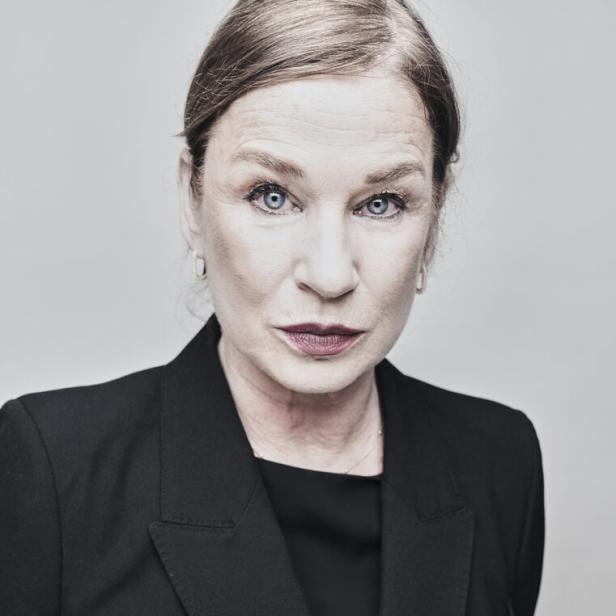 Porträt der Schauspielerin Dörte Lyssewski in einem schwarzen Blazer.