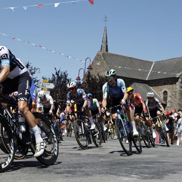 Felix Gall (in der Bildmitte) bei der Tour de France 2025.