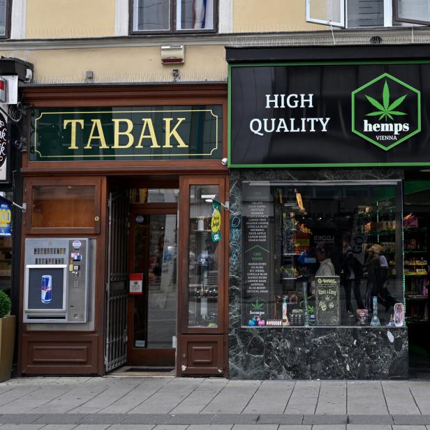 Trafik neben einem CBD-Shop.