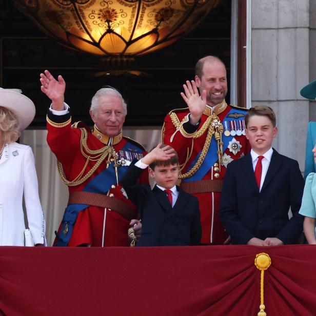 König Charles, Königin Camilla, Prinz William, Prinzessin Kate und ihre Kinder winken vom Balkon bei „Trooping the Colour“.