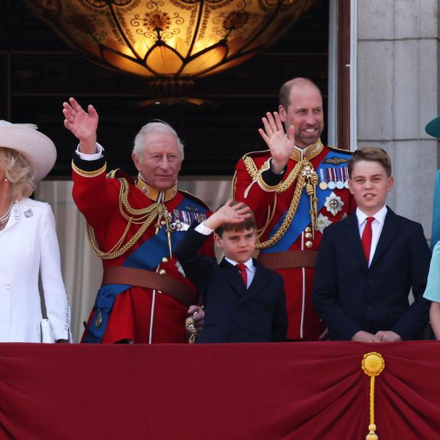 König Charles, Königin Camilla, Prinz William, Prinzessin Kate und ihre Kinder George, Charlotte und Louis winken vom Balkon des Buckingham-Palasts.