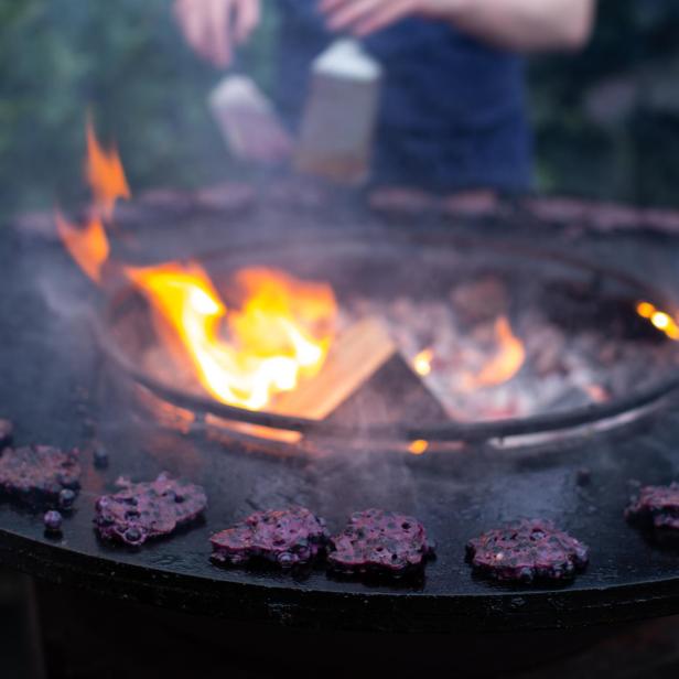 Moosbeernudeln werden auf einer Feuerplatte zubereitet.