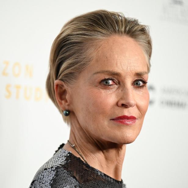 Sharon Stone blickt in die Kamera.