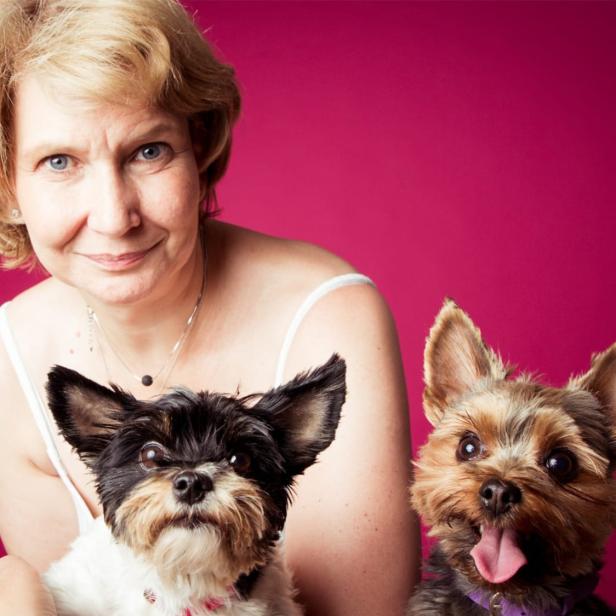 Eine blonde Frau mit Hunden