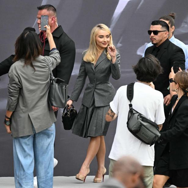 Sabrina Carpenter in Dior bei der Fashion Week in Paris beweist: Knielange Faltenröcke müssen nichts mit Schulmädchen-Uniformen zu tun haben.