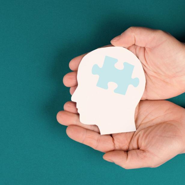 Symbolbild eines Kopfes mit einem fehlenden Puzzlestein.