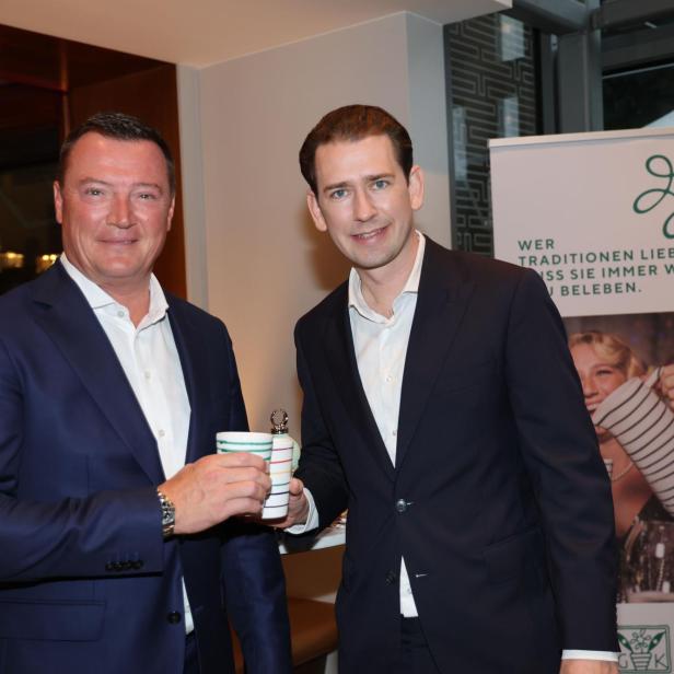 Markus Friesacher und Sebastian Kurz stoßen mit Tassen an.