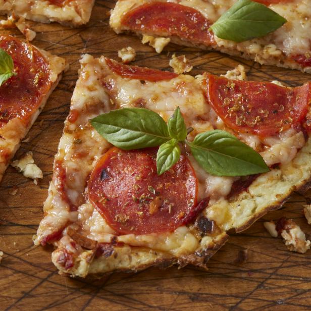 Protein-Pizza mit einem Teig aus Hüttenkäse.