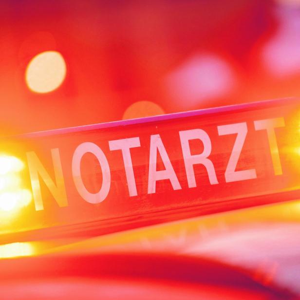 Ein beleuchtetes Schild mit der Aufschrift „Notarzt“.