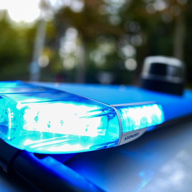 Blaulicht auf dem Dach eines Polizeiautos