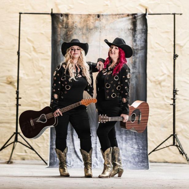 Zwei Frauen in Country-Outfits