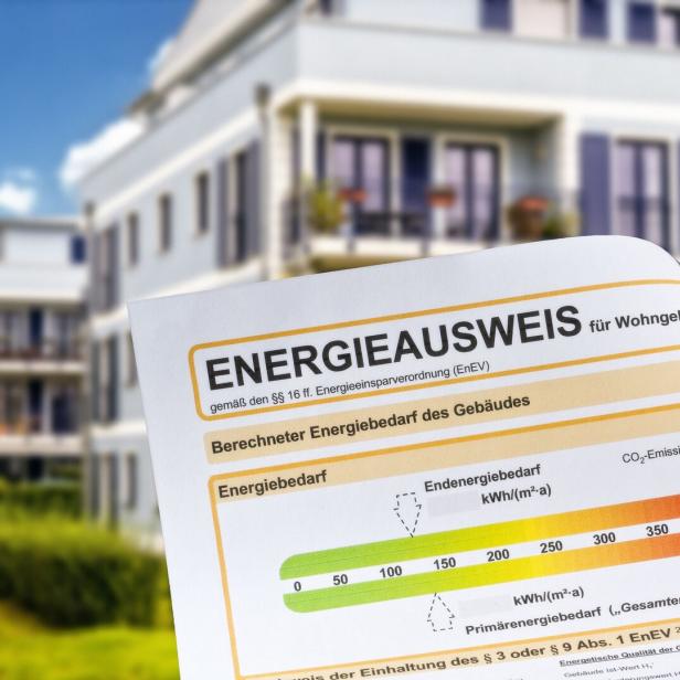 Energy pass in front of an apartment building