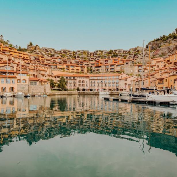 Das Tivoli Portopiccolo Sistiana Resort mit Booten im Hafen.