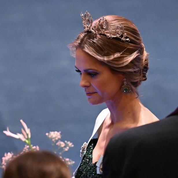 Prinzessin Madeleine trägt eine Tiara und ein grünes Kleid.