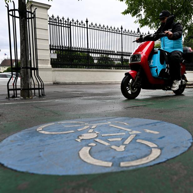 E-Mopeds auf Radweg.