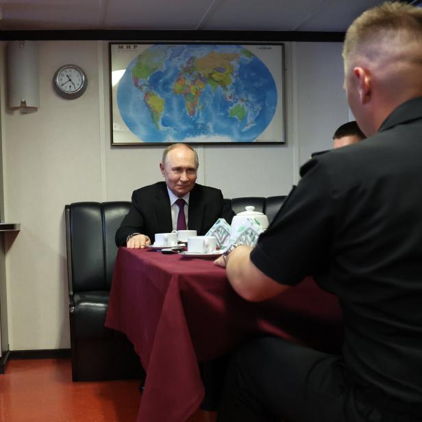 Russian president attends Navy Day celebrations in St. Petersburg