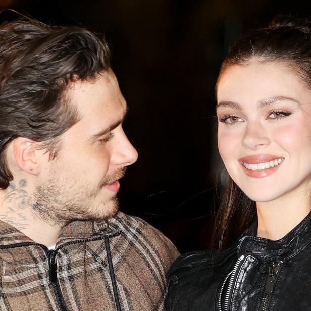 Brooklyn Beckham und Nicola Peltz posieren für ein Foto.