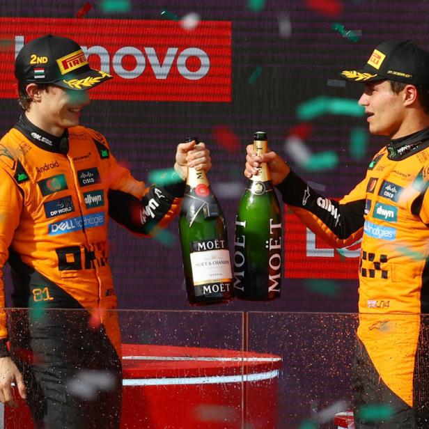 Schampus bei  McLaren: Sieger Norris (re.) feierte mit WM-Leader Piastri