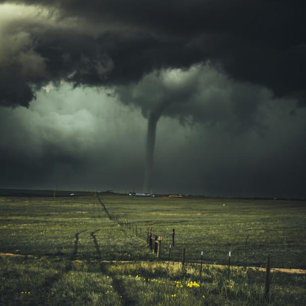 Tornado in Italien: Hunderte Badegäste fliehen vom Strand.