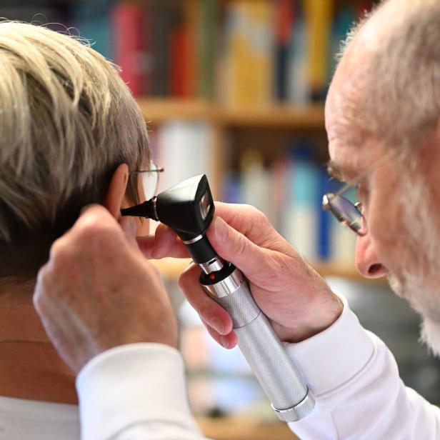 ++ THEMENBILD ++ ARZT / ÄRZTE / KRANKHEIT / GESUNDHEIT / UNTERSUCHUNG / ÜBERWEISUNG / DIAGNOSE / BEHANDLUNG / PATIENT / ÖGK