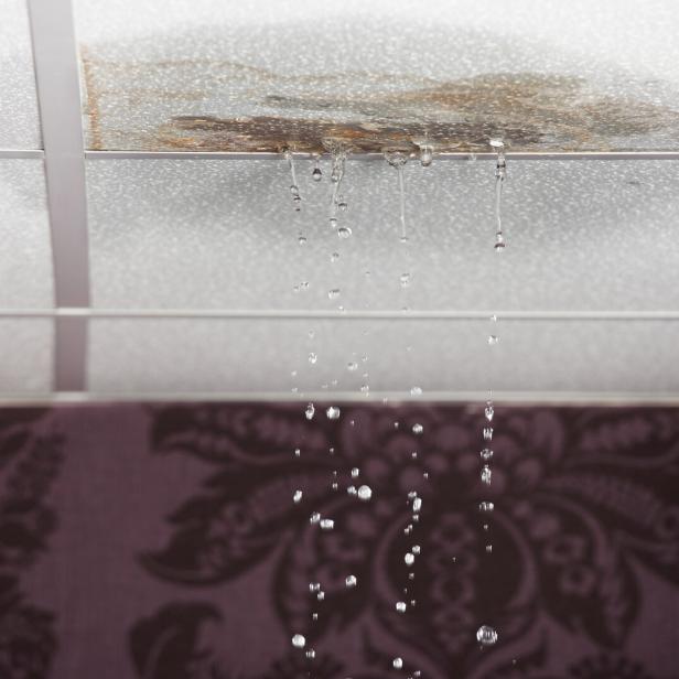Wassertropfen an der Zimmerdecke: Nässeschaden