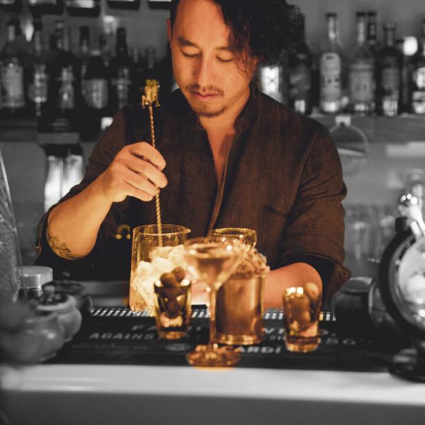 Mixologe Kan Zuo ist vielfach ausgezeichnet und steht seit Jahren hinter der Bar der „The Sign“-Lounge in Wien.