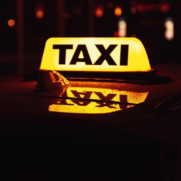 Leuchtendes Taxischild.