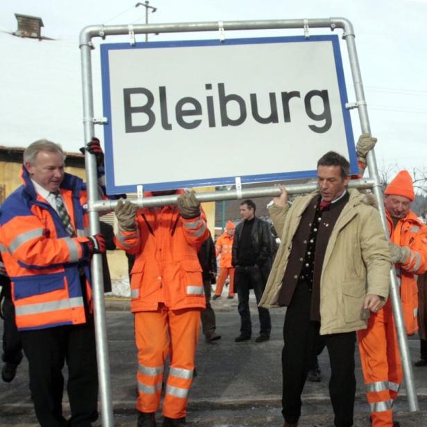 LH HAIDER VERSETZT ORTSTAFEL VON BLEIBURG