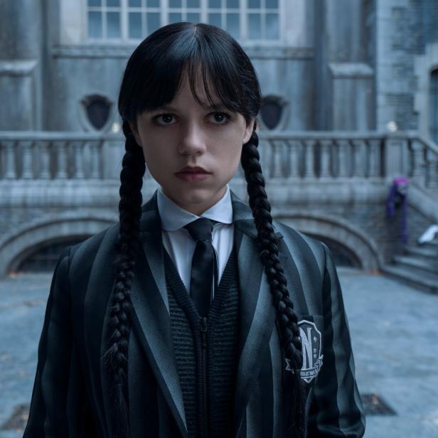 Jenna Ortega als Wednesday Addams vor dem Nevermore Academy Internat.